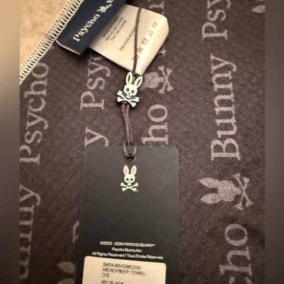 NWT SOLD OUT Psycho Bunny Microfiber Athletic Golf Cloth/Towel in Black & White - Picture 4 of 4